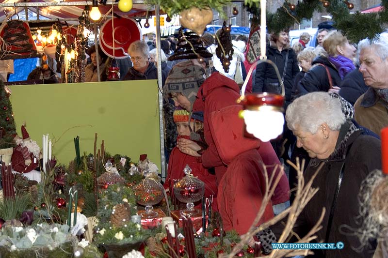 05121714.jpg - FOTOOPDRACHT:Dordrecht:17-12-2005:De Dordtse kerstmarkt Deze digitale foto blijft eigendom van FOTOPERSBURO BUSINK. Wij hanteren de voorwaarden van het N.V.F. en N.V.J. Gebruik van deze foto impliceert dat u bekend bent  en akkoord gaat met deze voorwaarden bij publicatie.EB/ETIENNE BUSINK