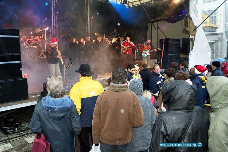 05121716.jpg - FOTOOPDRACHT:Dordrecht:17-12-2005:De Dordtse kerstmarkt Deze digitale foto blijft eigendom van FOTOPERSBURO BUSINK. Wij hanteren de voorwaarden van het N.V.F. en N.V.J. Gebruik van deze foto impliceert dat u bekend bent  en akkoord gaat met deze voorwaarden bij publicatie.EB/ETIENNE BUSINK