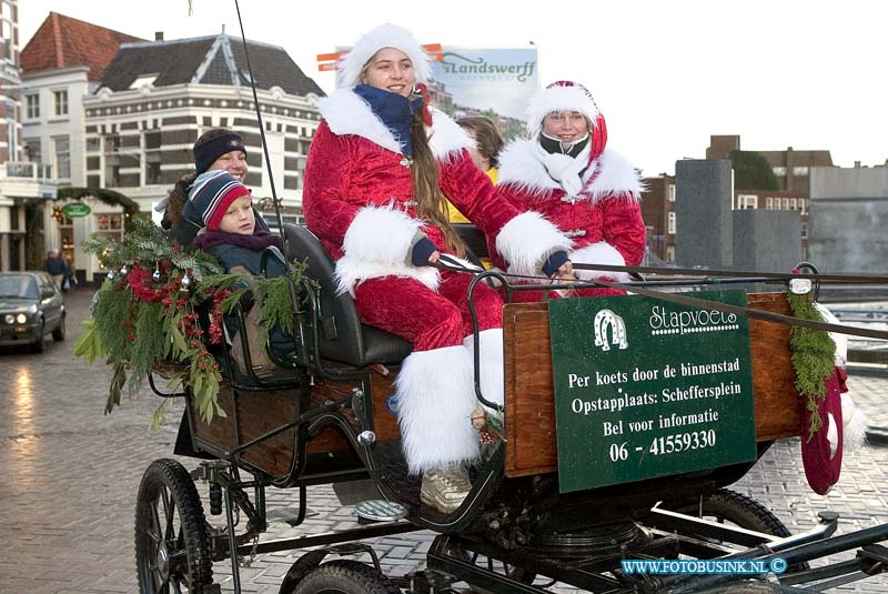 05121717.jpg - FOTOOPDRACHT:Dordrecht:17-12-2005:De Dordtse kerstmarkt ook de paarden koets was in kerst sfeerDeze digitale foto blijft eigendom van FOTOPERSBURO BUSINK. Wij hanteren de voorwaarden van het N.V.F. en N.V.J. Gebruik van deze foto impliceert dat u bekend bent  en akkoord gaat met deze voorwaarden bij publicatie.EB/ETIENNE BUSINK