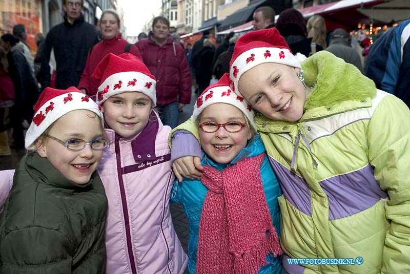05121721.jpg - FOTOOPDRACHT:Dordrecht:17-12-2005:De Dordtse kerstmarkt Deze digitale foto blijft eigendom van FOTOPERSBURO BUSINK. Wij hanteren de voorwaarden van het N.V.F. en N.V.J. Gebruik van deze foto impliceert dat u bekend bent  en akkoord gaat met deze voorwaarden bij publicatie.EB/ETIENNE BUSINK