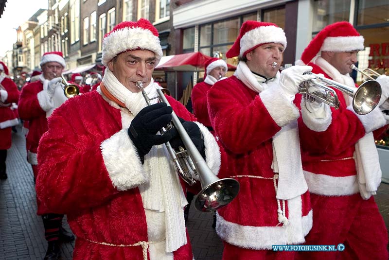 05121722.jpg - FOTOOPDRACHT:Dordrecht:17-12-2005:De Dordtse kerstmarkt Deze digitale foto blijft eigendom van FOTOPERSBURO BUSINK. Wij hanteren de voorwaarden van het N.V.F. en N.V.J. Gebruik van deze foto impliceert dat u bekend bent  en akkoord gaat met deze voorwaarden bij publicatie.EB/ETIENNE BUSINK