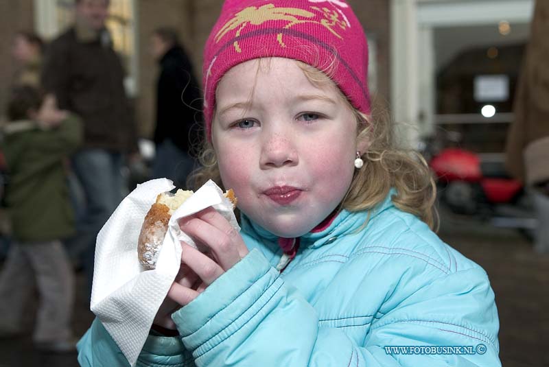 05121723.jpg - FOTOOPDRACHT:Dordrecht:17-12-2005:De Dordtse kerstmarkt Deze digitale foto blijft eigendom van FOTOPERSBURO BUSINK. Wij hanteren de voorwaarden van het N.V.F. en N.V.J. Gebruik van deze foto impliceert dat u bekend bent  en akkoord gaat met deze voorwaarden bij publicatie.EB/ETIENNE BUSINK