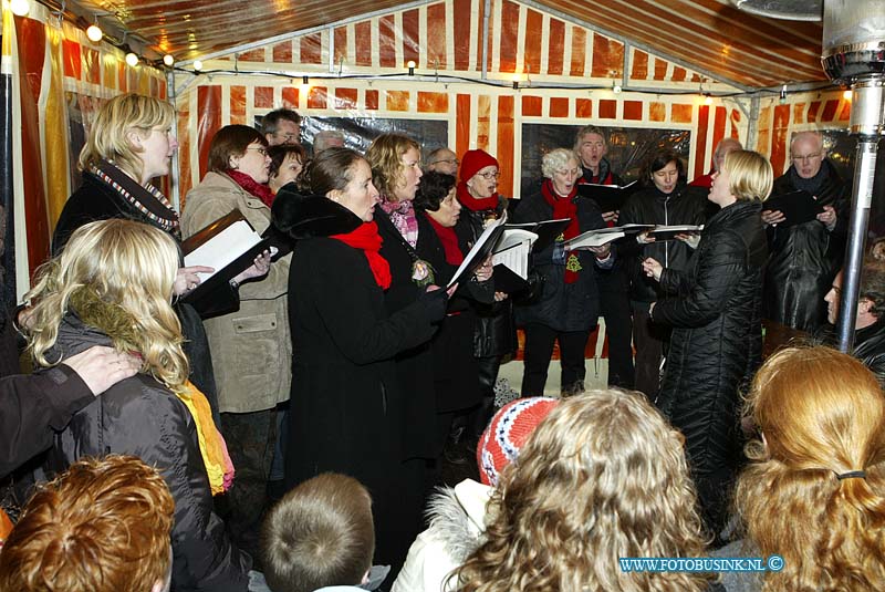 05121730.jpg - FOTOOPDRACHT:Dordrecht:17-12-2005:De Dordtse kerstmarkt Deze digitale foto blijft eigendom van FOTOPERSBURO BUSINK. Wij hanteren de voorwaarden van het N.V.F. en N.V.J. Gebruik van deze foto impliceert dat u bekend bent  en akkoord gaat met deze voorwaarden bij publicatie.EB/ETIENNE BUSINK