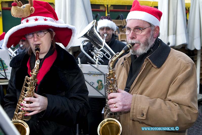 05121802.jpg - FOTOOPDRACHT:Dordrecht:19-12-2005:De Dordtse kerstmarkt muziekanten voor speciaal AD-DDDeze digitale foto blijft eigendom van FOTOPERSBURO BUSINK. Wij hanteren de voorwaarden van het N.V.F. en N.V.J. Gebruik van deze foto impliceert dat u bekend bent  en akkoord gaat met deze voorwaarden bij publicatie.EB/ETIENNE BUSINK