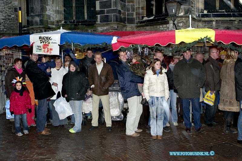 05121807.jpg - FOTOOPDRACHT:Dordrecht:19-12-2005:De Dordtse kerstmarkt regend het op zondag even in de middag schuilen sommige mensen even maar het grote deel gaat wegDeze digitale foto blijft eigendom van FOTOPERSBURO BUSINK. Wij hanteren de voorwaarden van het N.V.F. en N.V.J. Gebruik van deze foto impliceert dat u bekend bent  en akkoord gaat met deze voorwaarden bij publicatie.EB/ETIENNE BUSINK