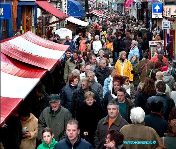 05121808.jpg - FOTOOPDRACHT:Dordrecht:18-12-2005:De Dordtse kerstmarkt Deze digitale foto blijft eigendom van FOTOPERSBURO BUSINK. Wij hanteren de voorwaarden van het N.V.F. en N.V.J. Gebruik van deze foto impliceert dat u bekend bent  en akkoord gaat met deze voorwaarden bij publicatie.EB/ETIENNE BUSINK