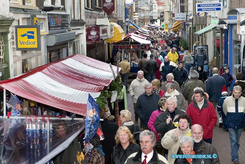 05121809.jpg - FOTOOPDRACHT:Dordrecht:18-12-2005:De Dordtse kerstmarkt drukte vriesestraatDeze digitale foto blijft eigendom van FOTOPERSBURO BUSINK. Wij hanteren de voorwaarden van het N.V.F. en N.V.J. Gebruik van deze foto impliceert dat u bekend bent  en akkoord gaat met deze voorwaarden bij publicatie.EB/ETIENNE BUSINK