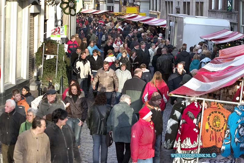 05121810.jpg - FOTOOPDRACHT:Dordrecht:18-12-2005:De Dordtse kerstmarkt drukte groenmarktDeze digitale foto blijft eigendom van FOTOPERSBURO BUSINK. Wij hanteren de voorwaarden van het N.V.F. en N.V.J. Gebruik van deze foto impliceert dat u bekend bent  en akkoord gaat met deze voorwaarden bij publicatie.EB/ETIENNE BUSINK