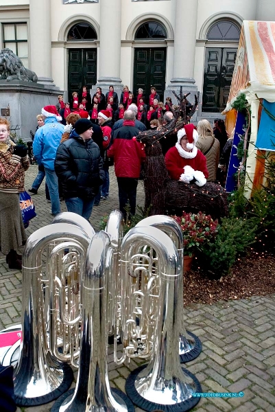 05121812.jpg - FOTOOPDRACHT:Dordrecht:18-12-2005:De Dordtse kerstmarkt Deze digitale foto blijft eigendom van FOTOPERSBURO BUSINK. Wij hanteren de voorwaarden van het N.V.F. en N.V.J. Gebruik van deze foto impliceert dat u bekend bent  en akkoord gaat met deze voorwaarden bij publicatie.EB/ETIENNE BUSINK