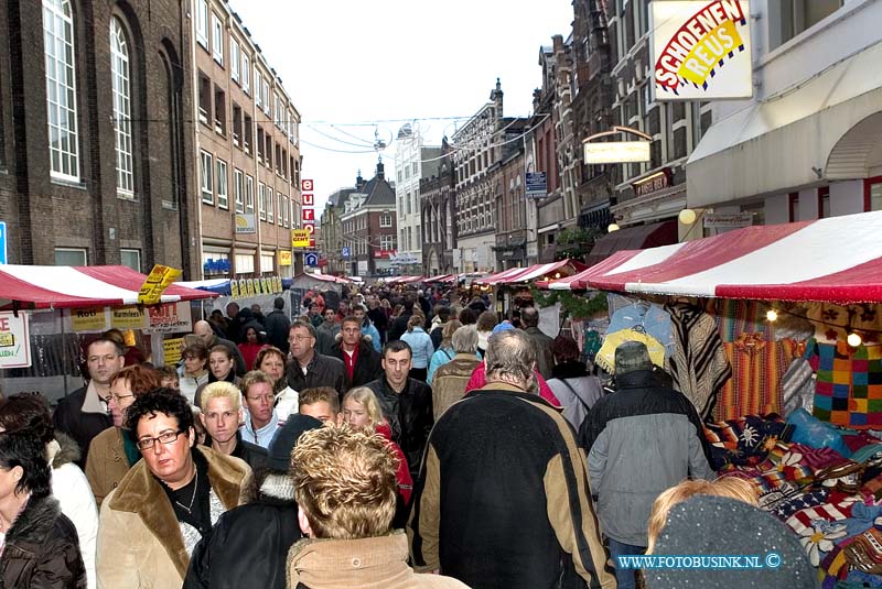 05121816.jpg - FOTOOPDRACHT:Dordrecht:18-12-2005:De Dordtse kerstmarkt drukte visstraatDeze digitale foto blijft eigendom van FOTOPERSBURO BUSINK. Wij hanteren de voorwaarden van het N.V.F. en N.V.J. Gebruik van deze foto impliceert dat u bekend bent  en akkoord gaat met deze voorwaarden bij publicatie.EB/ETIENNE BUSINK