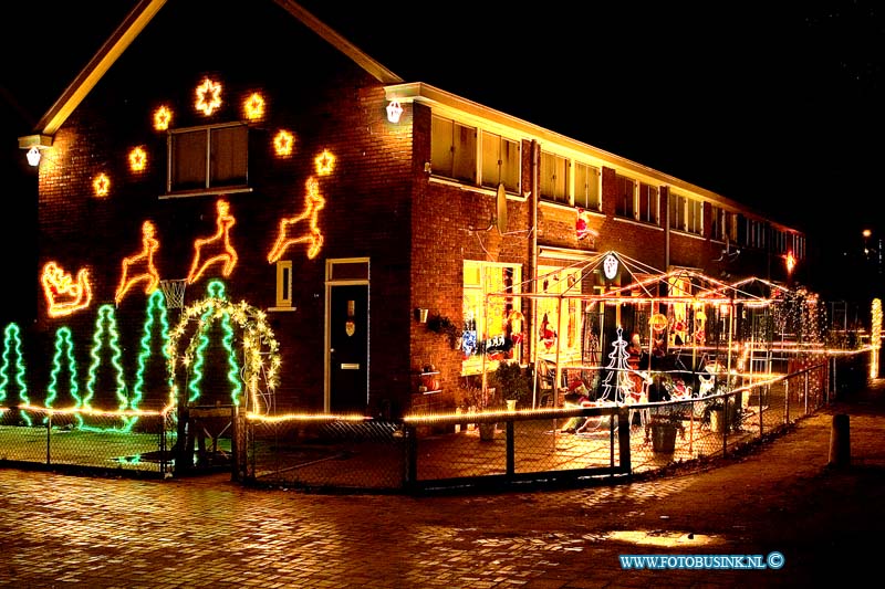 05121906.jpg - FOTOOPDRACHT:Dordrecht:19-12-2005:huizen met veel kerstversiering in kotterstraatDeze digitale foto blijft eigendom van FOTOPERSBURO BUSINK. Wij hanteren de voorwaarden van het N.V.F. en N.V.J. Gebruik van deze foto impliceert dat u bekend bent  en akkoord gaat met deze voorwaarden bij publicatie.EB/ETIENNE BUSINK