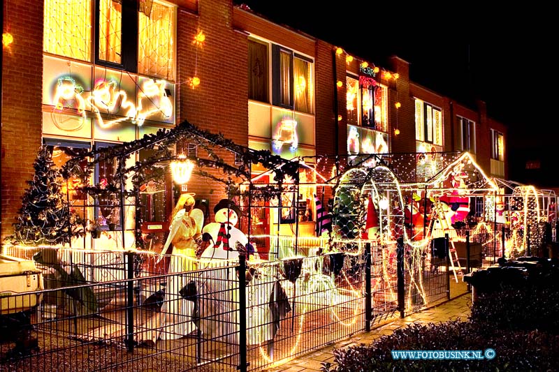 05121908.jpg - FOTOOPDRACHT:Dordrecht:19-12-2005:huizen met veel kerstversiering in schoenerstraatDeze digitale foto blijft eigendom van FOTOPERSBURO BUSINK. Wij hanteren de voorwaarden van het N.V.F. en N.V.J. Gebruik van deze foto impliceert dat u bekend bent  en akkoord gaat met deze voorwaarden bij publicatie.EB/ETIENNE BUSINK