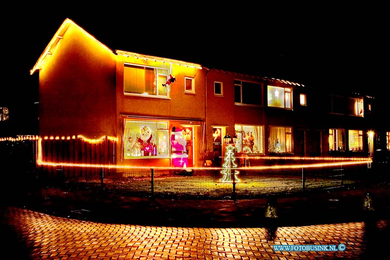 05121910.jpg - FOTOOPDRACHT:Dordrecht:19-12-2005:huizen met veel kerstversiering in van der spekstraatDeze digitale foto blijft eigendom van FOTOPERSBURO BUSINK. Wij hanteren de voorwaarden van het N.V.F. en N.V.J. Gebruik van deze foto impliceert dat u bekend bent  en akkoord gaat met deze voorwaarden bij publicatie.EB/ETIENNE BUSINK