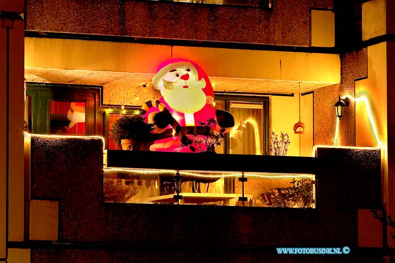 05121911.jpg - FOTOOPDRACHT:Dordrecht:19-12-2005:huizen met veel kerstversiering in jozef israelstraatDeze digitale foto blijft eigendom van FOTOPERSBURO BUSINK. Wij hanteren de voorwaarden van het N.V.F. en N.V.J. Gebruik van deze foto impliceert dat u bekend bent  en akkoord gaat met deze voorwaarden bij publicatie.EB/ETIENNE BUSINK