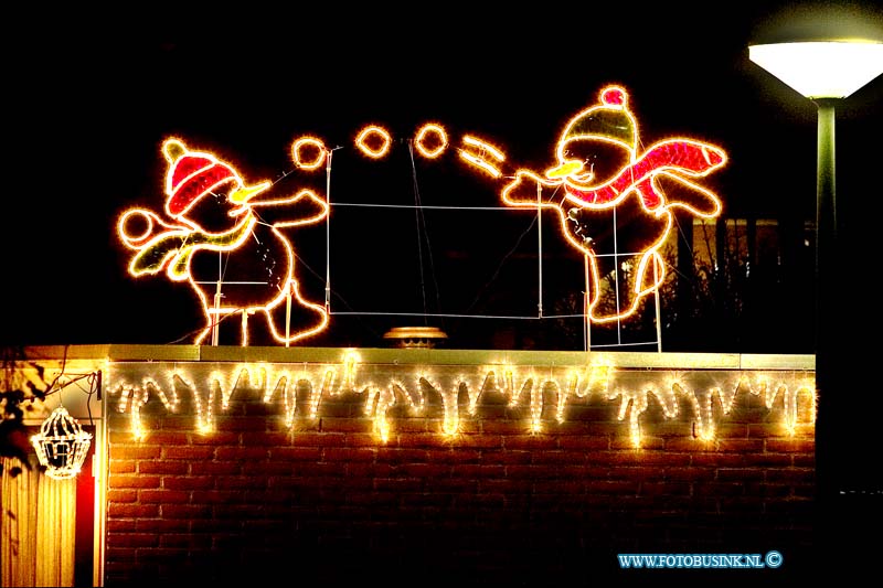 05121912.jpg - FOTOOPDRACHT:Dordrecht:19-12-2005:huizen met veel kerstversiering in zuilenburgDeze digitale foto blijft eigendom van FOTOPERSBURO BUSINK. Wij hanteren de voorwaarden van het N.V.F. en N.V.J. Gebruik van deze foto impliceert dat u bekend bent  en akkoord gaat met deze voorwaarden bij publicatie.EB/ETIENNE BUSINK