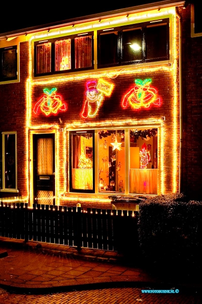 05121913.jpg - FOTOOPDRACHT:Dordrecht:19-12-2005:huizen met veel kerstversiering in GiessenmondestraatDeze digitale foto blijft eigendom van FOTOPERSBURO BUSINK. Wij hanteren de voorwaarden van het N.V.F. en N.V.J. Gebruik van deze foto impliceert dat u bekend bent  en akkoord gaat met deze voorwaarden bij publicatie.EB/ETIENNE BUSINK