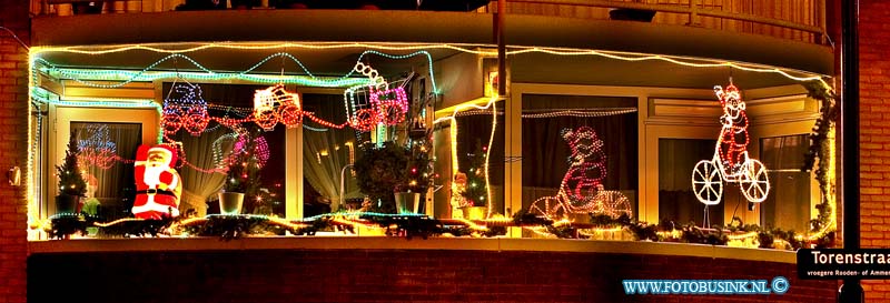 05121916.jpg - FOTOOPDRACHT:Dordrecht:19-12-2005:huizen met veel kerstversiering in TorenstraatDeze digitale foto blijft eigendom van FOTOPERSBURO BUSINK. Wij hanteren de voorwaarden van het N.V.F. en N.V.J. Gebruik van deze foto impliceert dat u bekend bent  en akkoord gaat met deze voorwaarden bij publicatie.EB/ETIENNE BUSINK