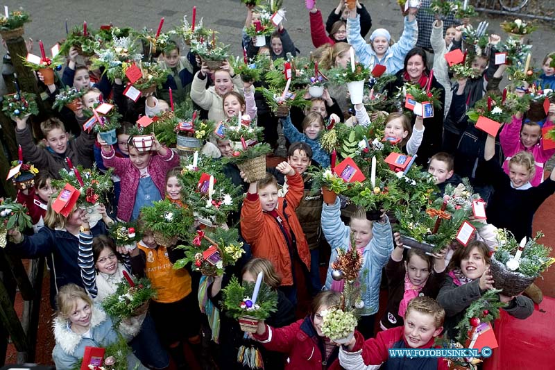 05122001.jpg - FOTOOPDRACHT:Dordrecht:20-12-2005:Dordrecht De leerlingen van groep 6 en 7 van de Polyanderschool aan de Atmosfeerstraat 34 gaan op dinsdagmorgen kerststukjes maken. gaan de kinderen deze stukjes rondbrengen in de buurt. Deze digitale foto blijft eigendom van FOTOPERSBURO BUSINK. Wij hanteren de voorwaarden van het N.V.F. en N.V.J. Gebruik van deze foto impliceert dat u bekend bent  en akkoord gaat met deze voorwaarden bij publicatie.EB/ETIENNE BUSINK