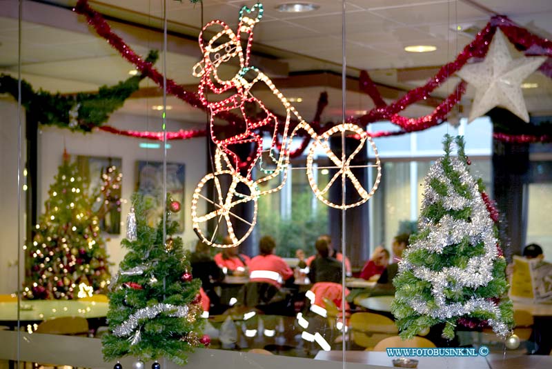 06121101.jpg - FOTOOPDRACHT:Dordrecht:11-12-2006:de kerst versiering in de kantine van netwerk baanhoekweg 38Deze digitale foto blijft eigendom van FOTOPERSBURO BUSINK. Wij hanteren de voorwaarden van het N.V.F. en N.V.J. Gebruik van deze foto impliceert dat u bekend bent  en akkoord gaat met deze voorwaarden bij publicatie.EB/ETIENNE BUSINK