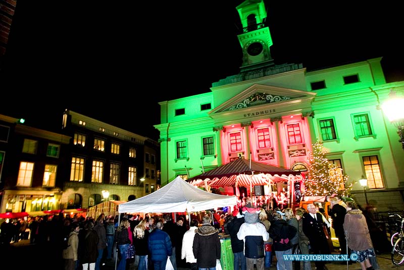 06121501.jpg - FOTOOPDRACHT:Dordrecht:15-12-2006:een van de grotste kerstmarken van nederland is weer begonnen te Dordrecht. De Dordtse binnenstad is omgedoopt tot een heuse kerstsfeerDeze digitale foto blijft eigendom van FOTOPERSBURO BUSINK. Wij hanteren de voorwaarden van het N.V.F. en N.V.J. Gebruik van deze foto impliceert dat u bekend bent  en akkoord gaat met deze voorwaarden bij publicatie.EB/ETIENNE BUSINK