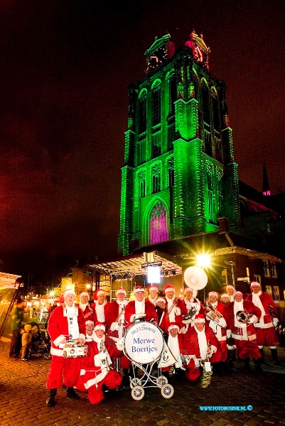 06121503.jpg - FOTOOPDRACHT:Dordrecht:15-12-2006:een van de grotste kerstmarken van nederland is weer begonnen te Dordrecht. De Dordtse binnenstad is omgedoopt tot een heuse kerstsfeerDeze digitale foto blijft eigendom van FOTOPERSBURO BUSINK. Wij hanteren de voorwaarden van het N.V.F. en N.V.J. Gebruik van deze foto impliceert dat u bekend bent  en akkoord gaat met deze voorwaarden bij publicatie.EB/ETIENNE BUSINK