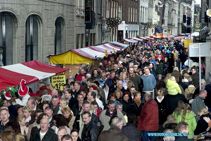 06121701.jpg - FOTOOPDRACHT:Dordrecht:17-12-2006:8e grootste bederlandse kerstmarkt in DordrechtDe Dordtse Kerstmarkt is niet meer weg te denken uit het historische centrum van Dordrecht. Wat acht jaar geleden klein begon is nu uitgegroeid tot een sfeervolle markt waar ruim 300.000 bezoekers genieten van talloze kraampjes, evenementen, glühwein en warme chocolademelk. Deze digitale foto blijft eigendom van FOTOPERSBURO BUSINK. Wij hanteren de voorwaarden van het N.V.F. en N.V.J. Gebruik van deze foto impliceert dat u bekend bent  en akkoord gaat met deze voorwaarden bij publicatie.EB/ETIENNE BUSINK