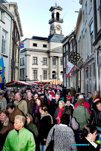 06121704.jpg - FOTOOPDRACHT:Dordrecht:17-12-2006:8e grootste bederlandse kerstmarkt in DordrechtDe Dordtse Kerstmarkt is niet meer weg te denken uit het historische centrum van Dordrecht. Wat acht jaar geleden klein begon is nu uitgegroeid tot een sfeervolle markt waar ruim 300.000 bezoekers genieten van talloze kraampjes, evenementen, glühwein en warme chocolademelk. Deze digitale foto blijft eigendom van FOTOPERSBURO BUSINK. Wij hanteren de voorwaarden van het N.V.F. en N.V.J. Gebruik van deze foto impliceert dat u bekend bent  en akkoord gaat met deze voorwaarden bij publicatie.EB/ETIENNE BUSINK
