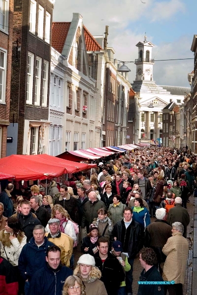 06121705.jpg - FOTOOPDRACHT:Dordrecht:17-12-2006:8e grootste bederlandse kerstmarkt in DordrechtDe Dordtse Kerstmarkt is niet meer weg te denken uit het historische centrum van Dordrecht. Wat acht jaar geleden klein begon is nu uitgegroeid tot een sfeervolle markt waar ruim 300.000 bezoekers genieten van talloze kraampjes, evenementen, glühwein en warme chocolademelk. Deze digitale foto blijft eigendom van FOTOPERSBURO BUSINK. Wij hanteren de voorwaarden van het N.V.F. en N.V.J. Gebruik van deze foto impliceert dat u bekend bent  en akkoord gaat met deze voorwaarden bij publicatie.EB/ETIENNE BUSINK