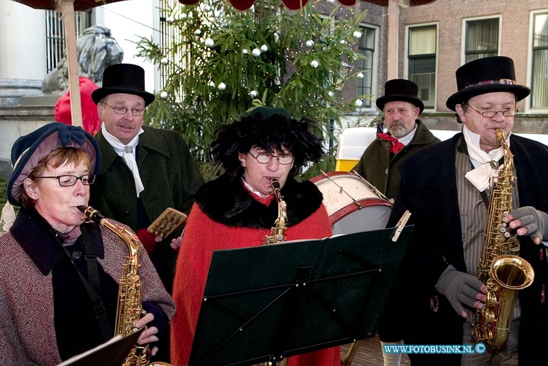 06121706.jpg - FOTOOPDRACHT:Dordrecht:17-12-2006:8e grootste bederlandse kerstmarkt in DordrechtDe Dordtse Kerstmarkt is niet meer weg te denken uit het historische centrum van Dordrecht. Wat acht jaar geleden klein begon is nu uitgegroeid tot een sfeervolle markt waar ruim 300.000 bezoekers genieten van talloze kraampjes, evenementen, glühwein en warme chocolademelk. Deze digitale foto blijft eigendom van FOTOPERSBURO BUSINK. Wij hanteren de voorwaarden van het N.V.F. en N.V.J. Gebruik van deze foto impliceert dat u bekend bent  en akkoord gaat met deze voorwaarden bij publicatie.EB/ETIENNE BUSINK