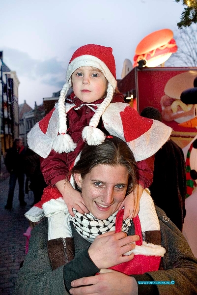 06121707.jpg - FOTOOPDRACHT:Dordrecht:17-12-2006:8e grootste bederlandse kerstmarkt in DordrechtDe Dordtse Kerstmarkt is niet meer weg te denken uit het historische centrum van Dordrecht. Wat acht jaar geleden klein begon is nu uitgegroeid tot een sfeervolle markt waar ruim 300.000 bezoekers genieten van talloze kraampjes, evenementen, glühwein en warme chocolademelk. Deze digitale foto blijft eigendom van FOTOPERSBURO BUSINK. Wij hanteren de voorwaarden van het N.V.F. en N.V.J. Gebruik van deze foto impliceert dat u bekend bent  en akkoord gaat met deze voorwaarden bij publicatie.EB/ETIENNE BUSINK