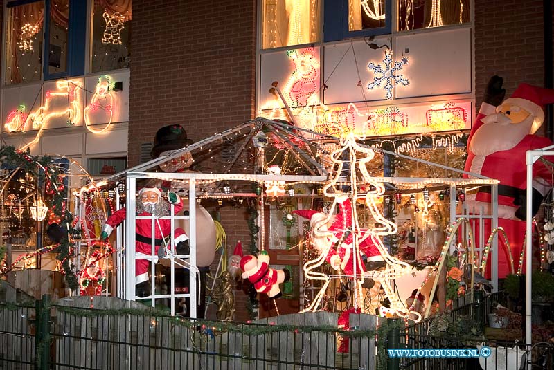 06121907.jpg - FOTOOPDRACHT:Dordrecht:19-12-2006:huizen versiert met kerstverlichtingschoenerstraatDeze digitale foto blijft eigendom van FOTOPERSBURO BUSINK. Wij hanteren de voorwaarden van het N.V.F. en N.V.J. Gebruik van deze foto impliceert dat u bekend bent  en akkoord gaat met deze voorwaarden bij publicatie.EB/ETIENNE BUSINK