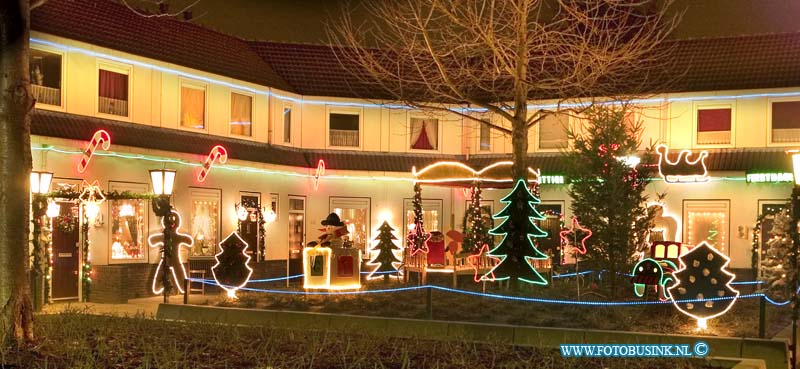 06121910.jpg - FOTOOPDRACHT:Dordrecht:19-12-2006:huizen versiert met kerstverlichtinggouverneurstraatDeze digitale foto blijft eigendom van FOTOPERSBURO BUSINK. Wij hanteren de voorwaarden van het N.V.F. en N.V.J. Gebruik van deze foto impliceert dat u bekend bent  en akkoord gaat met deze voorwaarden bij publicatie.EB/ETIENNE BUSINK