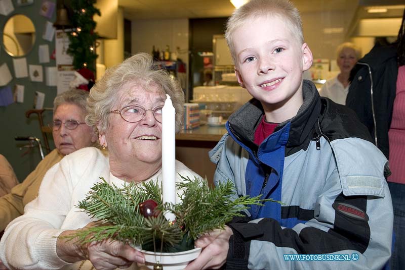 06122201.jpg - FOTOOPDRACHT:Dordrecht:22-12-2006:overhandigen scholieren van de Kennedyschool (locatie Eddingtonweg) kerststukjes aan de bewoners van het Sterrenwiel aan het Dalmeyerplein 80Deze digitale foto blijft eigendom van FOTOPERSBURO BUSINK. Wij hanteren de voorwaarden van het N.V.F. en N.V.J. Gebruik van deze foto impliceert dat u bekend bent  en akkoord gaat met deze voorwaarden bij publicatie.EB/ETIENNE BUSINK