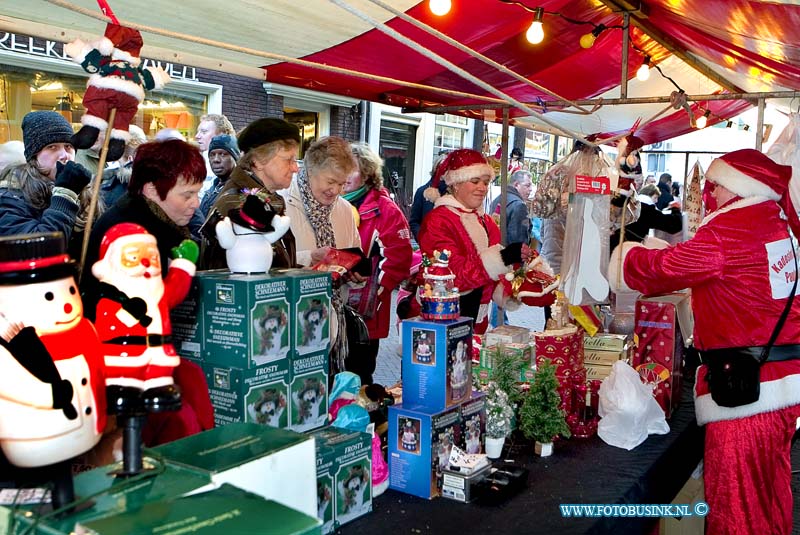 07121503.jpg - FOTOOPDRACHT:Dordrecht:15-12-2007:Afgelopen weekend was er de kerstmarkt 2007 te Dordrecht Net zoals andere jaren was het ook dit jaar enorm gezellig met meer dan 300 kramen in de oude binnenstad van Dordrecht. Er was vol op entertainment op de kerstmarkt En natuurlijk, wat zou de grootste kerstmarkt van Nederland zijn zonder gezellige muziek en ander entertainment. Ieder jaar staan er weer de leukste, gezelligste en meest `kerst` aansprekende podium acts. Ruim 150 optredens waren er dit jaar. Koren , orkesten, bands, solo artiesten etc. ook dit jaar kwamen vele honderdduizende bezoekers naar de Drechtstad voor deze gezellig kerstmarkt 2007.Deze digitale foto blijft eigendom van FOTOPERSBURO BUSINK. Wij hanteren de voorwaarden van het N.V.F. en N.V.J. Gebruik van deze foto impliceert dat u bekend bent  en akkoord gaat met deze voorwaarden bij publicatie.EB/ETIENNE BUSINK