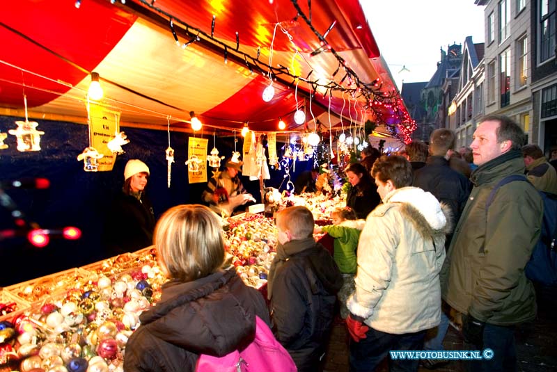 07121505.jpg - FOTOOPDRACHT:Dordrecht:15-12-2007:Afgelopen weekend was er de kerstmarkt 2007 te Dordrecht Net zoals andere jaren was het ook dit jaar enorm gezellig met meer dan 300 kramen in de oude binnenstad van Dordrecht. Er was vol op entertainment op de kerstmarkt En natuurlijk, wat zou de grootste kerstmarkt van Nederland zijn zonder gezellige muziek en ander entertainment. Ieder jaar staan er weer de leukste, gezelligste en meest `kerst` aansprekende podium acts. Ruim 150 optredens waren er dit jaar. Koren , orkesten, bands, solo artiesten etc. ook dit jaar kwamen vele honderdduizende bezoekers naar de Drechtstad voor deze gezellig kerstmarkt 2007.Deze digitale foto blijft eigendom van FOTOPERSBURO BUSINK. Wij hanteren de voorwaarden van het N.V.F. en N.V.J. Gebruik van deze foto impliceert dat u bekend bent  en akkoord gaat met deze voorwaarden bij publicatie.EB/ETIENNE BUSINK