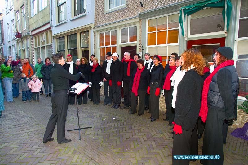 07121604.jpg - FOTOOPDRACHT:Dordrecht:16-12-2007:Vleeshouwersstraatje in het teken van Kerst. Kerstmarkt.in vleeshouwerstraat, een optreden van de Vocalgroep PopmaatDeze digitale foto blijft eigendom van FOTOPERSBURO BUSINK. Wij hanteren de voorwaarden van het N.V.F. en N.V.J. Gebruik van deze foto impliceert dat u bekend bent  en akkoord gaat met deze voorwaarden bij publicatie.EB/ETIENNE BUSINK