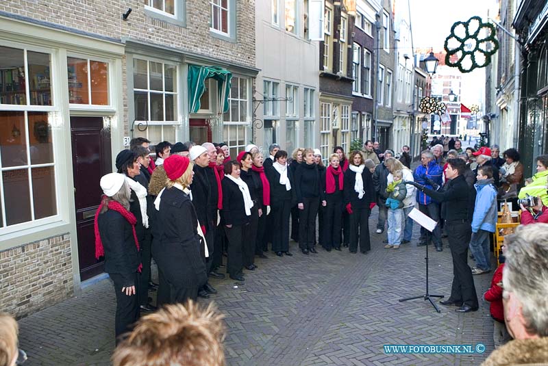 07121609.jpg - FOTOOPDRACHT:Dordrecht:16-12-2007:Vleeshouwersstraatje in het teken van Kerst. Kerstmarkt.in vleeshouwerstraat, een optreden van de Vocalgroep PopmaatDeze digitale foto blijft eigendom van FOTOPERSBURO BUSINK. Wij hanteren de voorwaarden van het N.V.F. en N.V.J. Gebruik van deze foto impliceert dat u bekend bent  en akkoord gaat met deze voorwaarden bij publicatie.EB/ETIENNE BUSINK