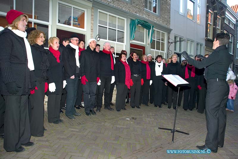 07121610.jpg - FOTOOPDRACHT:Dordrecht:16-12-2007:Vleeshouwersstraatje in het teken van Kerst. Kerstmarkt.in vleeshouwerstraat, een optreden van de Vocalgroep PopmaatDeze digitale foto blijft eigendom van FOTOPERSBURO BUSINK. Wij hanteren de voorwaarden van het N.V.F. en N.V.J. Gebruik van deze foto impliceert dat u bekend bent  en akkoord gaat met deze voorwaarden bij publicatie.EB/ETIENNE BUSINK