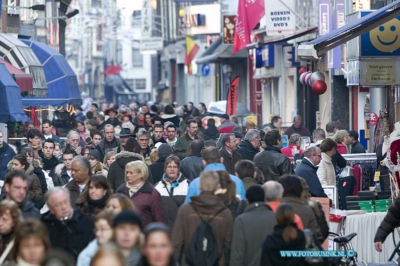 07122205.jpg - FOTOOPDRACHT:Dordrecht:22-12-2007:Het winkelend publiek tijdens de kerstdrukte. voorstraatDeze digitale foto blijft eigendom van FOTOPERSBURO BUSINK. Wij hanteren de voorwaarden van het N.V.F. en N.V.J. Gebruik van deze foto impliceert dat u bekend bent  en akkoord gaat met deze voorwaarden bij publicatie.EB/ETIENNE BUSINK