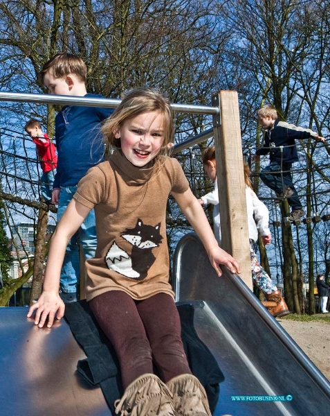 14030808.jpg - FOTOOPDRACHT:Dordrecht:08-03-2014:Opening van de vernieuwde Speeltuin Sevenoaks in het Weizigtpark.vandaag wordt sport- en speelfaciliteiten officieel in gebruik genomen het startsein voor de speeltuinbende in speeltuin Sevenoaks wordt gedaan door wethouder Rinette Reynvaan.Deze digitale foto blijft eigendom van FOTOPERSBURO BUSINK. Wij hanteren de voorwaarden van het N.V.F. en N.V.J. Gebruik van deze foto impliceert dat u bekend bent  en akkoord gaat met deze voorwaarden bij publicatie.EB/ETIENNE BUSINK