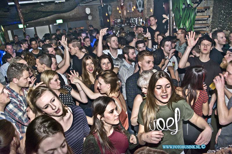 15030104.jpg - FOTOOPDRACHT:Dordrecht:28-02-2015:Zaterdag avond 25-Februari 2015 Dordrecht was er klaar voor. Een wanzining dance feest in het Dolhuis, met DJ One Year Jumanji - Benny Rodrigues, het was er zo druk dat er buiten rijen met mensen stonden te wachten, top drukte binnen in de zaal, de dance muziek was zo gewellidig dat men wel uit hun dak moesten gaan op de opzwepende warme muziek. De avond mocht men een zeer groot succes noemen.Deze digitale foto blijft eigendom van FOTOPERSBURO BUSINK. Wij hanteren de voorwaarden van het N.V.F. en N.V.J. Gebruik van deze foto impliceert dat u bekend bent  en akkoord gaat met deze voorwaarden bij publicatie.EB/ETIENNE BUSINK