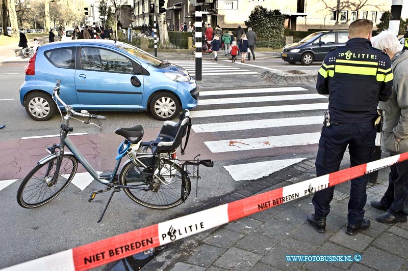 15030106.jpg - FOTOOPDRACHT:Dordrecht:01-03-2015:Zondagmiddag 1 maart 2015 Dordrecht op De Krispijnseweg met de kruising Bosboom-Toussaintstraat is een aanrijding gebeurt tussen een Auto en Fietser, die bij het ongeval gewond raakte, de politie lot 1 rijbaan af voor het verkeer uit de stad, om een onderzoek in te stellen. De gewonde fietser werd voor controle mee genomen naar een ziekenhuis.  Deze digitale foto blijft eigendom van FOTOPERSBURO BUSINK. Wij hanteren de voorwaarden van het N.V.F. en N.V.J. Gebruik van deze foto impliceert dat u bekend bent  en akkoord gaat met deze voorwaarden bij publicatie.EB/ETIENNE BUSINK