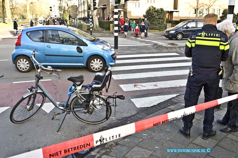 15030107.jpg - FOTOOPDRACHT:Dordrecht:01-03-2015:Zondagmiddag 1 maart 2015 Dordrecht op De Krispijnseweg met de kruising Bosboom-Toussaintstraat is een aanrijding gebeurt tussen een Auto en Fietser, die bij het ongeval gewond raakte, de politie lot 1 rijbaan af voor het verkeer uit de stad, om een onderzoek in te stellen. De gewonde fietser werd voor controle mee genomen naar een ziekenhuis.  Deze digitale foto blijft eigendom van FOTOPERSBURO BUSINK. Wij hanteren de voorwaarden van het N.V.F. en N.V.J. Gebruik van deze foto impliceert dat u bekend bent  en akkoord gaat met deze voorwaarden bij publicatie.EB/ETIENNE BUSINK