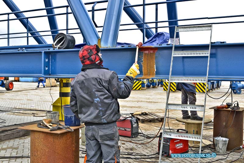 15030205.jpg - FOTOOPDRACHT:Alblasserdam:02-03-2015:3 Maart 2015 Alblasserdam - Op het bedrijventerrein Polder het Nieuwland, Opbouwen van een kraan op het nieuwe container transferium. Die de RW A15 jaarlijks van 200.000 TEU aan containers moet ontlasten. Het nieuwe containertransferium levert een belangrijke bijdrage aan een verschuiving van het containertransport over de weg naar transport per binnenvaartschip.  Deze digitale foto blijft eigendom van FOTOPERSBURO BUSINK. Wij hanteren de voorwaarden van het N.V.F. en N.V.J. Gebruik van deze foto impliceert dat u bekend bent  en akkoord gaat met deze voorwaarden bij publicatie.EB/ETIENNE BUSINK