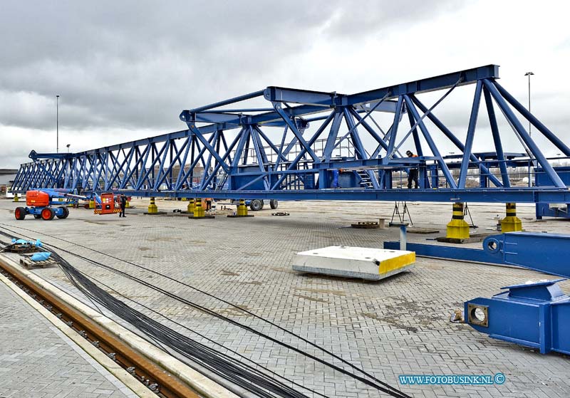 15030206.jpg - FOTOOPDRACHT:Alblasserdam:02-03-2015:3 Maart 2015 Alblasserdam - Op het bedrijventerrein Polder het Nieuwland, Opbouwen van een kraan op het nieuwe container transferium. Die de RW A15 jaarlijks van 200.000 TEU aan containers moet ontlasten. Het nieuwe containertransferium levert een belangrijke bijdrage aan een verschuiving van het containertransport over de weg naar transport per binnenvaartschip.  Deze digitale foto blijft eigendom van FOTOPERSBURO BUSINK. Wij hanteren de voorwaarden van het N.V.F. en N.V.J. Gebruik van deze foto impliceert dat u bekend bent  en akkoord gaat met deze voorwaarden bij publicatie.EB/ETIENNE BUSINK