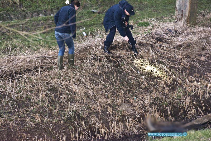 15030207.jpg - FOTOOPDRACHT:Zwijndrecht:02-03-2015:Zwijndrecht 2 maart 2015 In het water nabij de Brugweg en de Lindtsedijk is aan het begin van de avond een stoffelijk overschot aangetroffen. De brandweer haalde het lijk met een hoogwerker en duikers uit het water. Over identiteit van het slachtoffer en of de dood oorzaak is niets bekend. Deze digitale foto blijft eigendom van FOTOPERSBURO BUSINK. Wij hanteren de voorwaarden van het N.V.F. en N.V.J. Gebruik van deze foto impliceert dat u bekend bent  en akkoord gaat met deze voorwaarden bij publicatie.EB/ETIENNE BUSINK