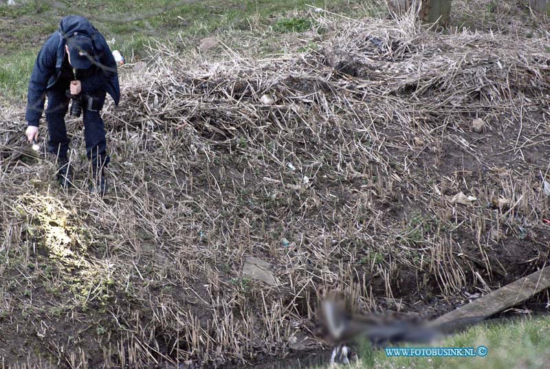 15030208.jpg - FOTOOPDRACHT:Zwijndrecht:02-03-2015:Zwijndrecht 2 maart 2015 In het water nabij de Brugweg en de Lindtsedijk is aan het begin van de avond een stoffelijk overschot aangetroffen. De brandweer haalde het lijk met een hoogwerker en duikers uit het water. Over identiteit van het slachtoffer en of de dood oorzaak is niets bekend. Deze digitale foto blijft eigendom van FOTOPERSBURO BUSINK. Wij hanteren de voorwaarden van het N.V.F. en N.V.J. Gebruik van deze foto impliceert dat u bekend bent  en akkoord gaat met deze voorwaarden bij publicatie.EB/ETIENNE BUSINK