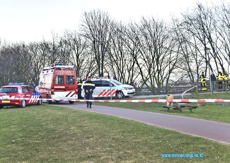 15030209.jpg - FOTOOPDRACHT:Zwijndrecht:02-03-2015:Zwijndrecht 2 maart 2015 In het water nabij de Brugweg en de Lindtsedijk is aan het begin van de avond een stoffelijk overschot aangetroffen. De brandweer haalde het lijk met een hoogwerker en duikers uit het water. Over identiteit van het slachtoffer en of de dood oorzaak is niets bekend. Deze digitale foto blijft eigendom van FOTOPERSBURO BUSINK. Wij hanteren de voorwaarden van het N.V.F. en N.V.J. Gebruik van deze foto impliceert dat u bekend bent  en akkoord gaat met deze voorwaarden bij publicatie.EB/ETIENNE BUSINK