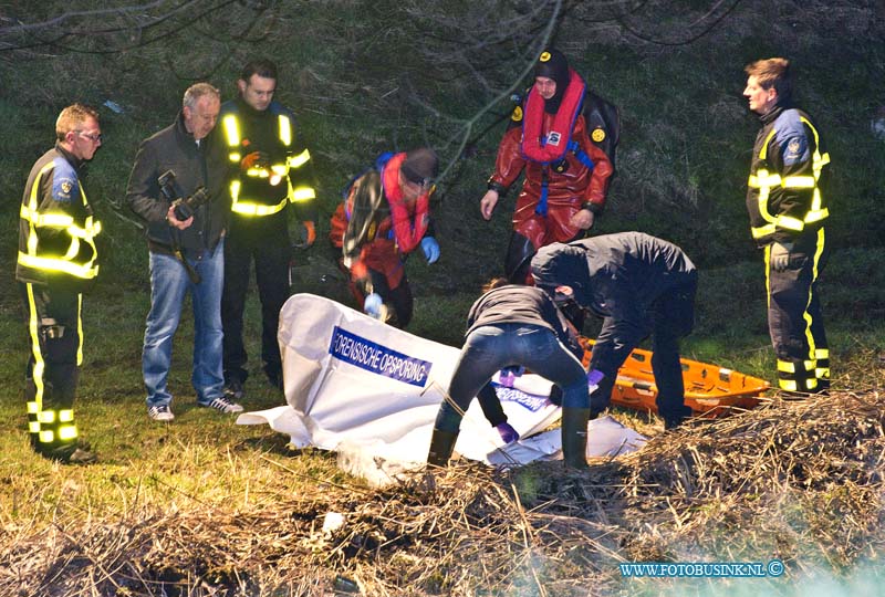 15030210.jpg - FOTOOPDRACHT:Zwijndrecht:02-03-2015:Zwijndrecht 2 maart 2015 In het water nabij de Brugweg en de Lindtsedijk is aan het begin van de avond een stoffelijk overschot aangetroffen. De brandweer haalde het lijk met een hoogwerker en duikers uit het water. Over identiteit van het slachtoffer en of de dood oorzaak is niets bekend. Deze digitale foto blijft eigendom van FOTOPERSBURO BUSINK. Wij hanteren de voorwaarden van het N.V.F. en N.V.J. Gebruik van deze foto impliceert dat u bekend bent  en akkoord gaat met deze voorwaarden bij publicatie.EB/ETIENNE BUSINK