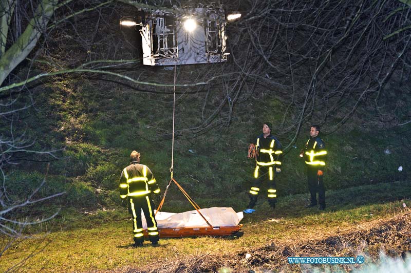 15030211.jpg - FOTOOPDRACHT:Zwijndrecht:02-03-2015:Zwijndrecht 2 maart 2015 In het water nabij de Brugweg en de Lindtsedijk is aan het begin van de avond een stoffelijk overschot aangetroffen. De brandweer haalde het lijk met een hoogwerker en duikers uit het water. Over identiteit van het slachtoffer en of de dood oorzaak is niets bekend. Deze digitale foto blijft eigendom van FOTOPERSBURO BUSINK. Wij hanteren de voorwaarden van het N.V.F. en N.V.J. Gebruik van deze foto impliceert dat u bekend bent  en akkoord gaat met deze voorwaarden bij publicatie.EB/ETIENNE BUSINK